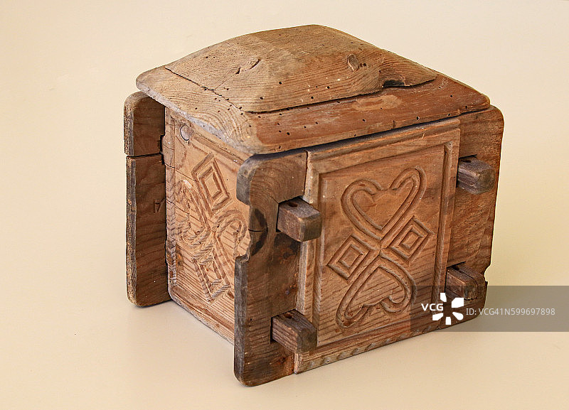 来自18世纪挪威的古代黄油板条箱图片素材