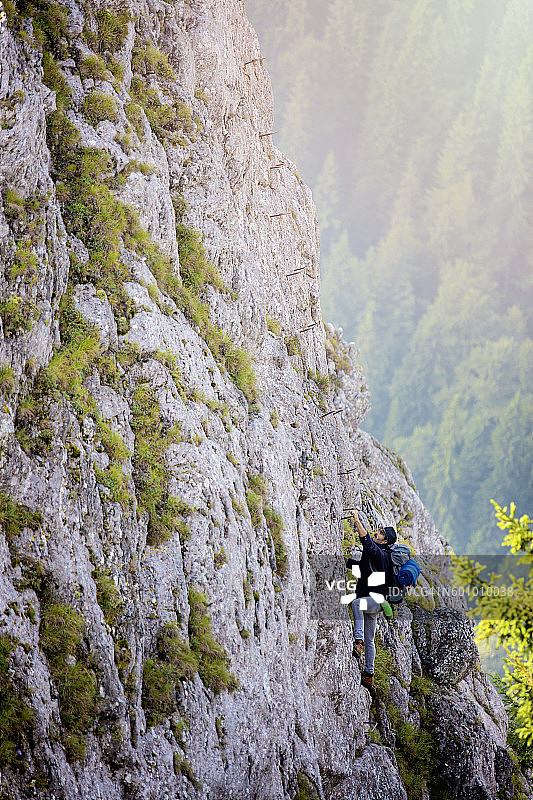 在野山攀岩图片素材