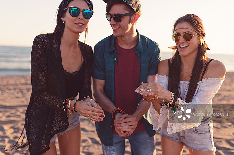 和朋友在沙滩上许愿图片素材