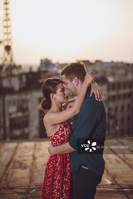 年轻夫妇在巴黎的屋顶上表达爱意图片素材