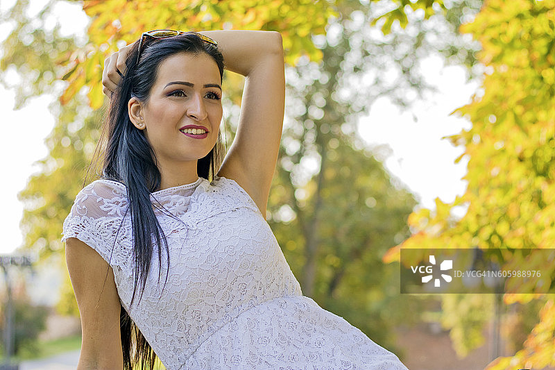在公园里的年轻漂亮女人图片素材