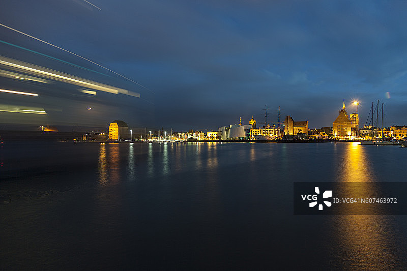 施特拉尔松港口的夜景，船只移动迅速图片素材