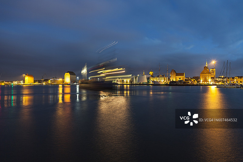 施特拉尔松港口的夜景，船只移动迅速图片素材