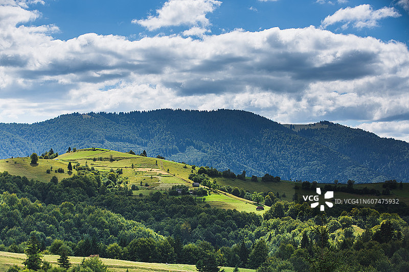 阳光照耀下的山景与草甸图片素材