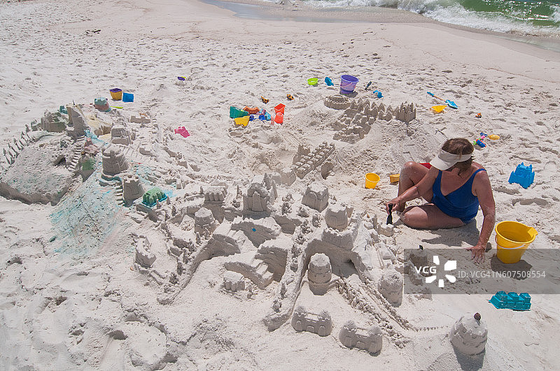 建造大型沙堡图片素材