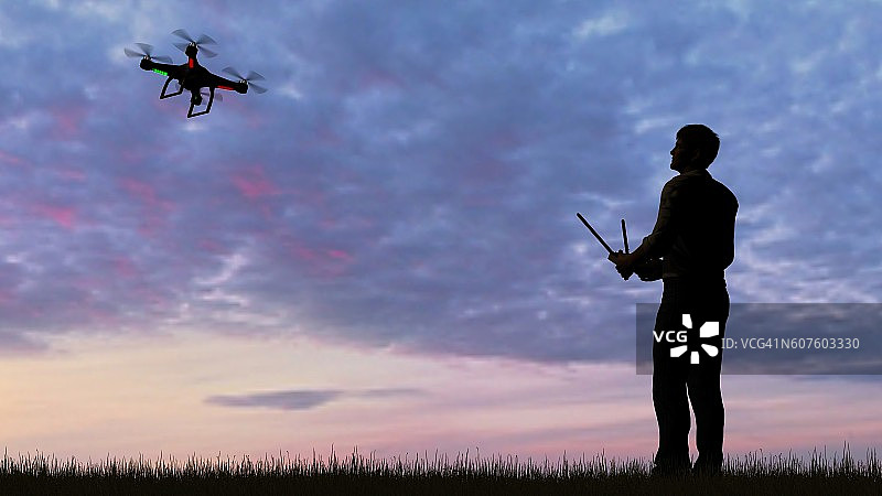 男子在日落时操作无人机图片素材