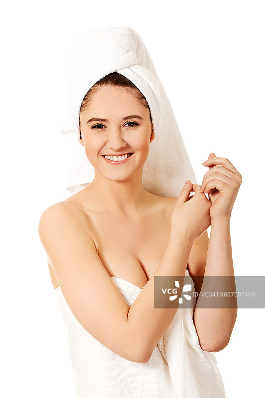 裹着毛巾的微笑美丽女人图片素材