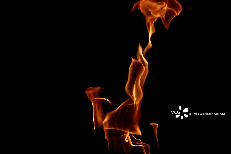 黑色背景上的火焰图片素材