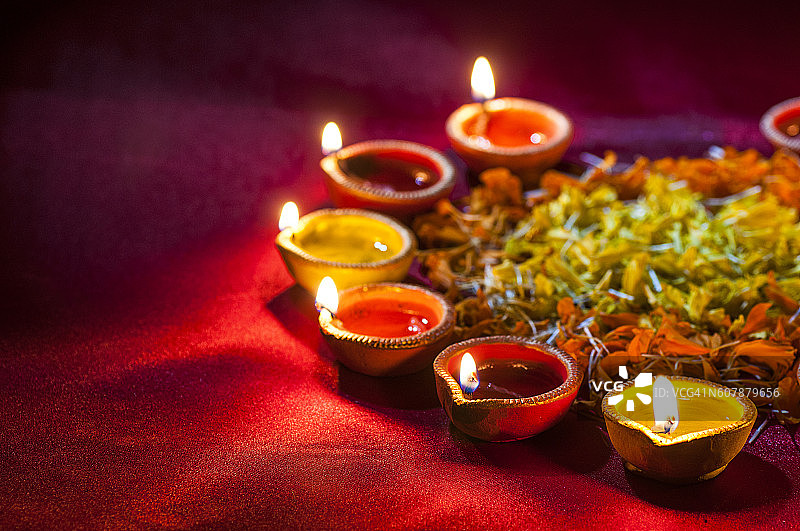 排灯节期间点亮的泥土油灯图片素材