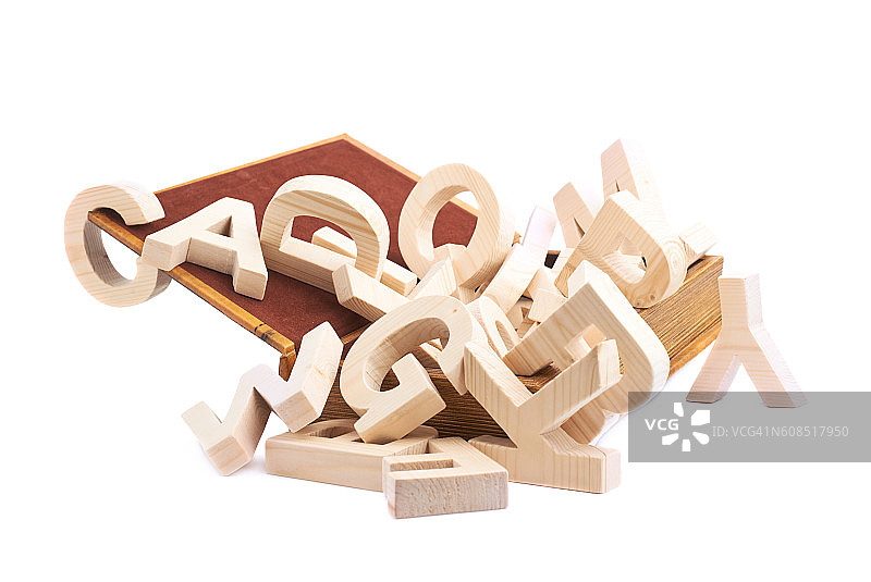 书中的多个木制字母图片素材