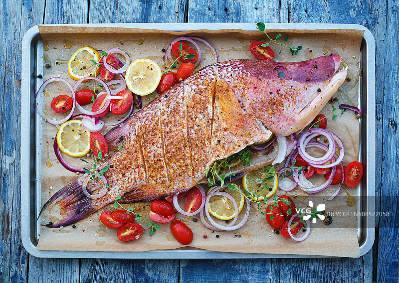 准备进烤箱的整条鱼图片素材