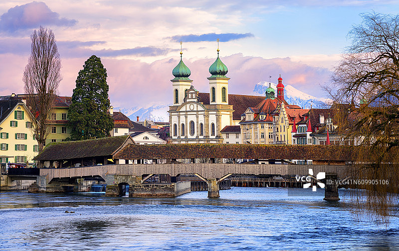 瑞士卢塞恩老城区琉斯河风光图片素材