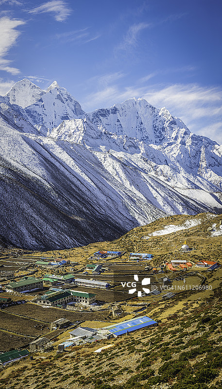 尼泊尔喜马拉雅山脉夏尔巴村庄旅馆雪山风光图片素材
