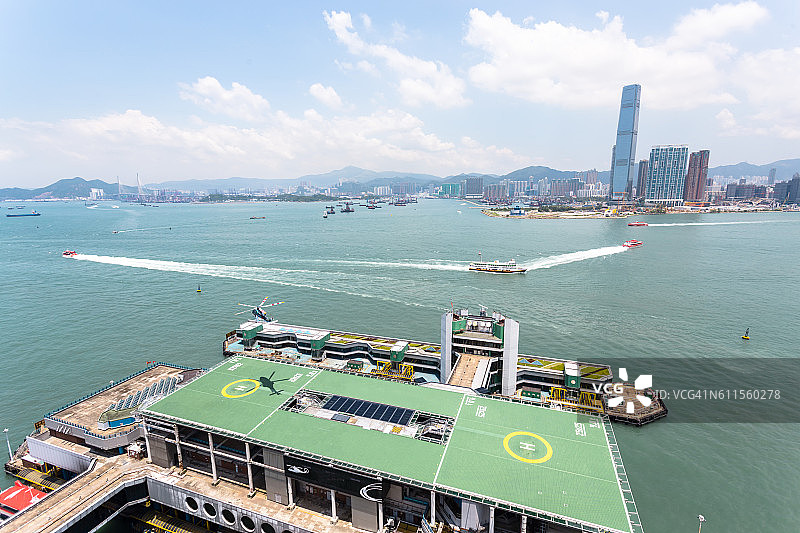 天空穿梭图片素材