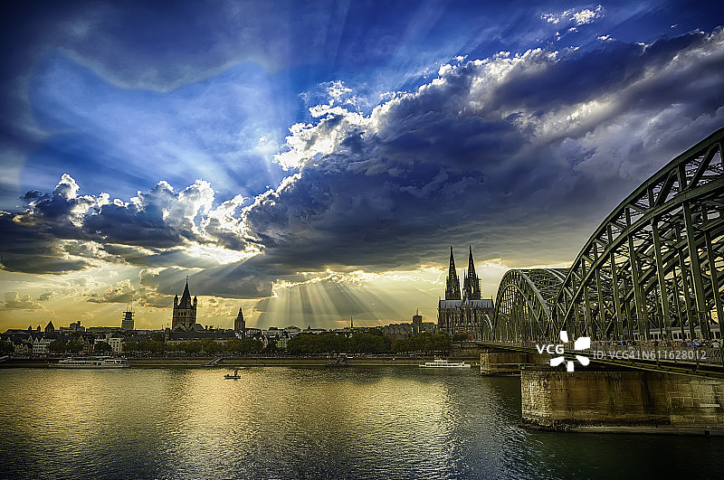 科隆大教堂和霍亨索伦桥日落全景（HDR）图片素材
