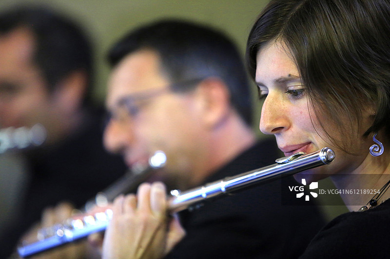 “罗纳长笛乐团”，由五十名长笛演奏者组成，包括业余爱好者、学生和专业人士。圣热尔维教堂和普罗泰教堂。图片素材