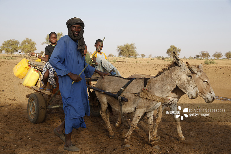 富拉尼人一家到达水井图片素材