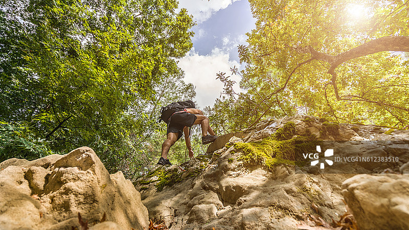 男人爬山图片素材