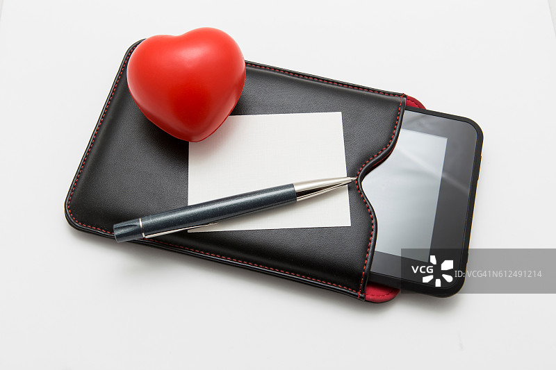 带有纸质便笺和笔的平板电脑图片素材