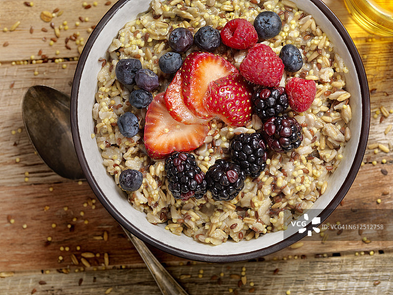 搭配新鲜水果的七种谷物早餐图片素材