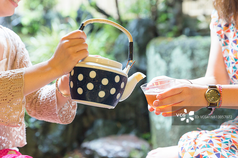 日本姐妹在日式房屋内品茶图片素材