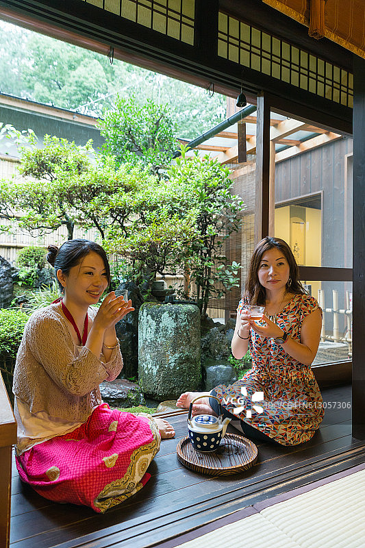 日本姐妹在日式房屋内品茶图片素材