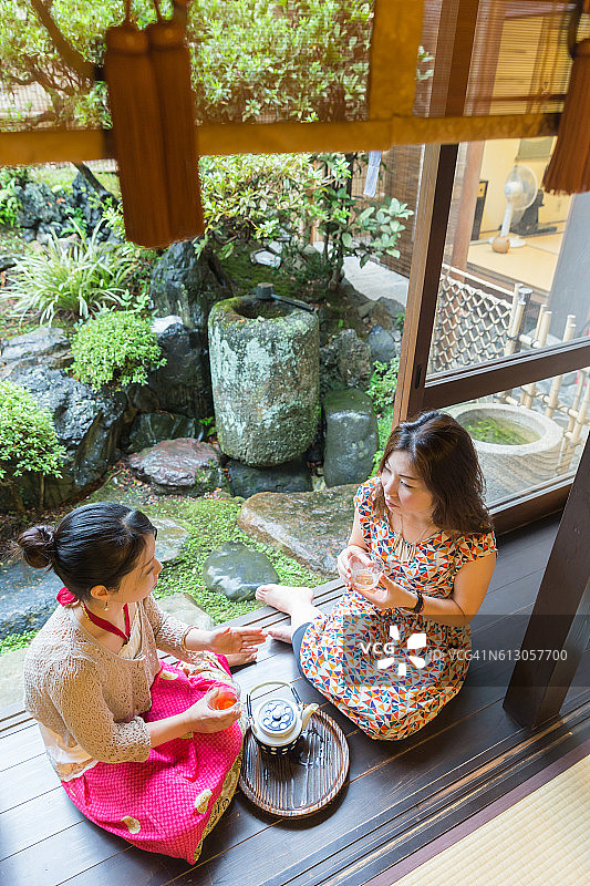 日本姐妹在日式房屋内品茶图片素材