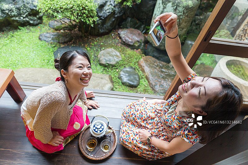 拍摄照片的日本姐妹图片素材
