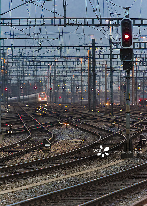 暮色下繁忙的铁路轨道图片素材