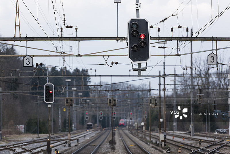 显示红灯的铁路信号图片素材