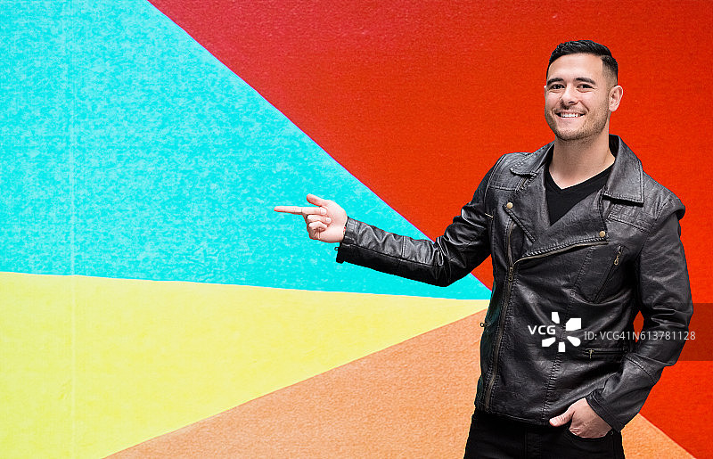 指向远方的休闲微笑男士图片素材