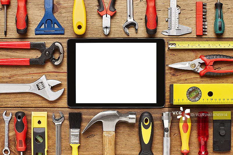 木地板上的数位板和各种手动工具图片素材