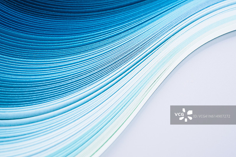 蓝色波浪形彩色纸条图片素材