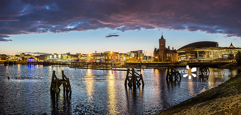 加的夫湾及码头顶楼建筑风光图片素材