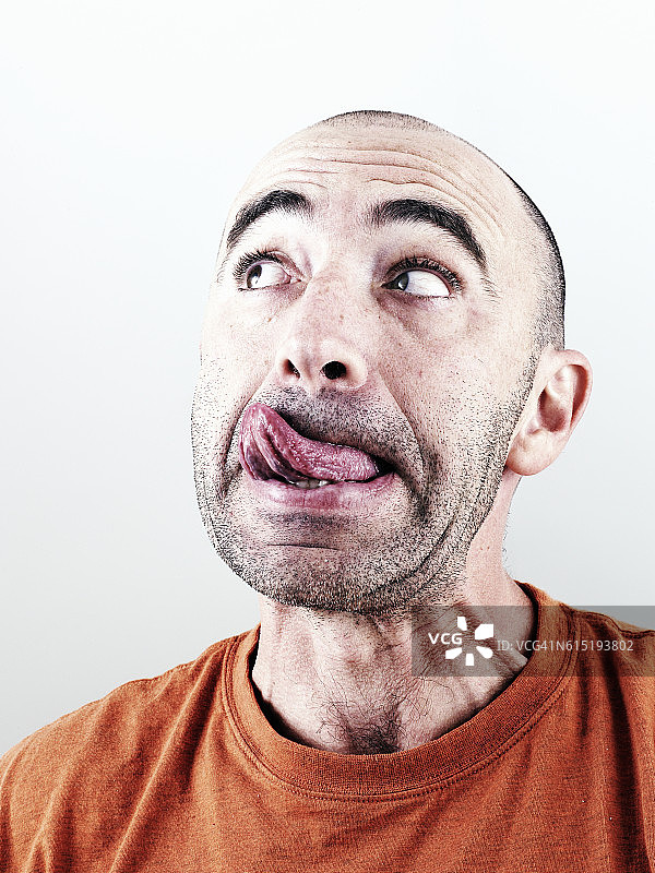 男人吐舌头图片素材