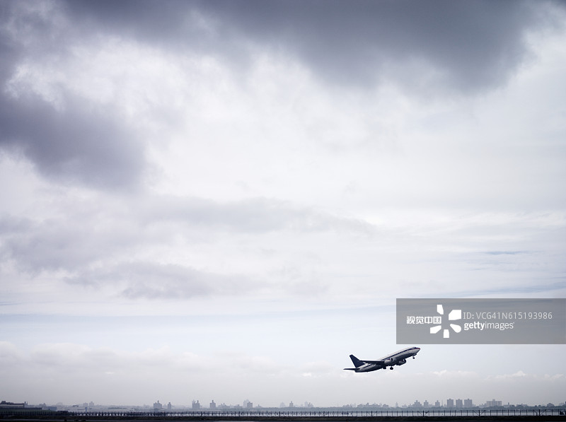 喷气式飞机起飞进入多云的天空图片素材