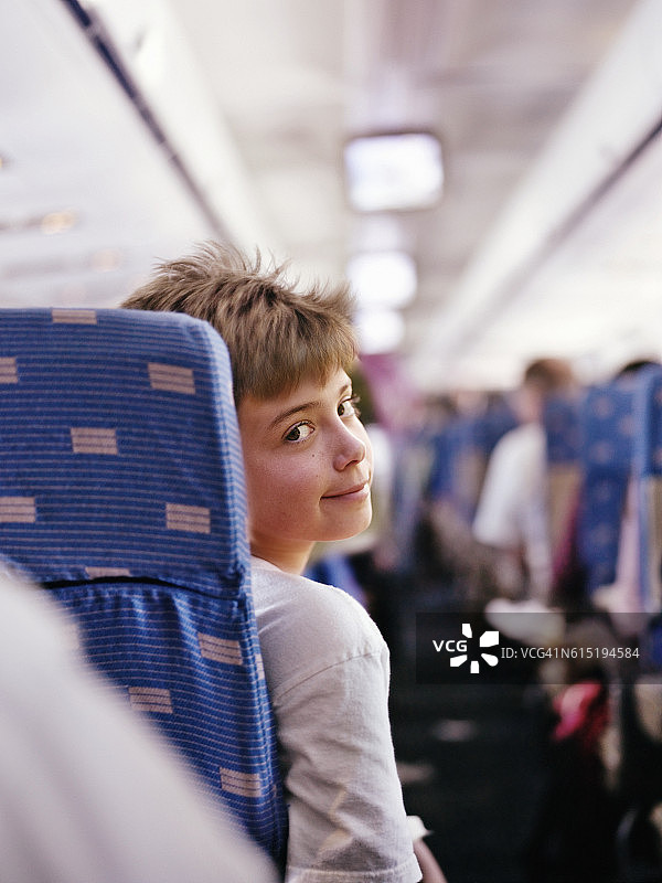 飞机上的男孩图片素材