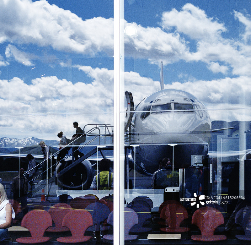 乘客下飞机的倒影图片素材