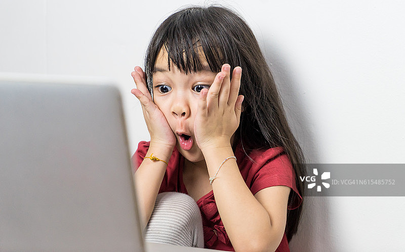 保护您的孩子免受网络有害内容侵害图片素材