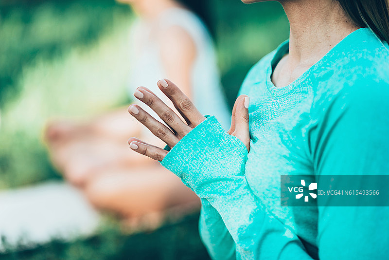 在自然中冥想图片素材