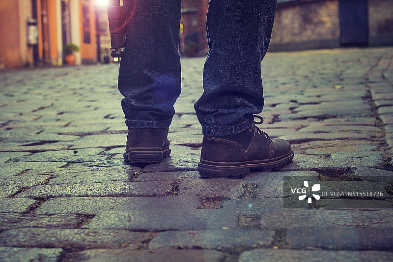 在市中心鹅卵石路面上的游客图片素材