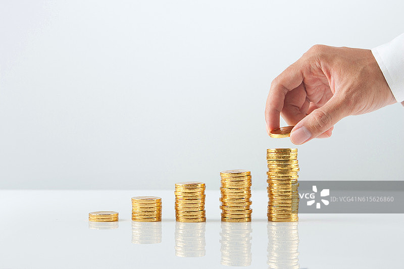 手放一堆硬币图片素材