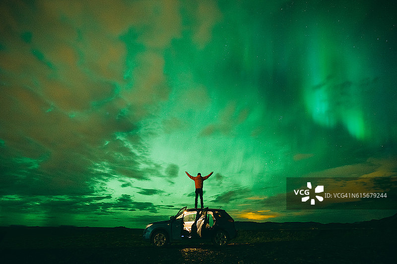 游客在冰岛欣赏北极光图片素材