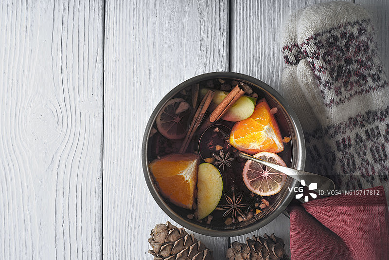 白色木桌上的热红酒罐图片素材