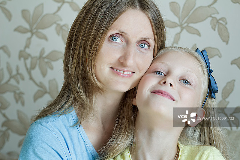 快乐的母亲与她的青少年女儿的家庭照图片素材