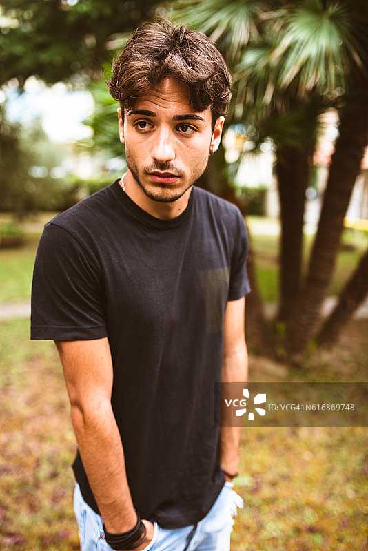 自然背景下的严肃时尚男士肖像图片素材