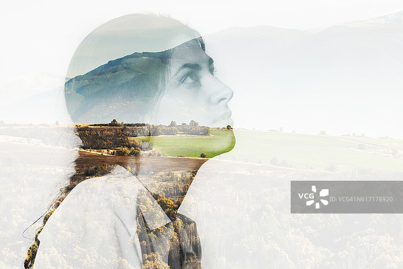 年轻女子和山景的多次曝光图片素材