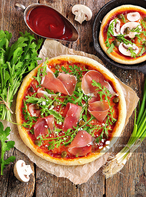 自制披萨：番茄酱、马苏里拉、有机芝麻菜、帕尔马火腿图片素材