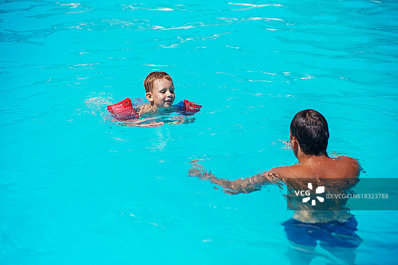 父子在游泳池里玩耍图片素材