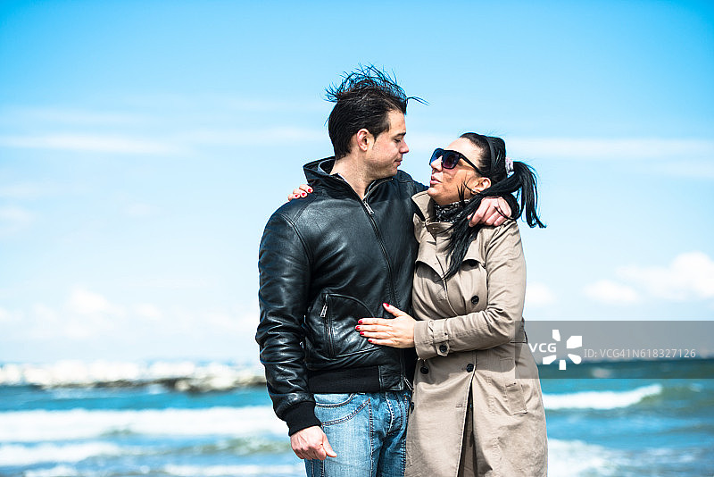 幸福：在海滩上一起享受乐趣的夫妇图片素材